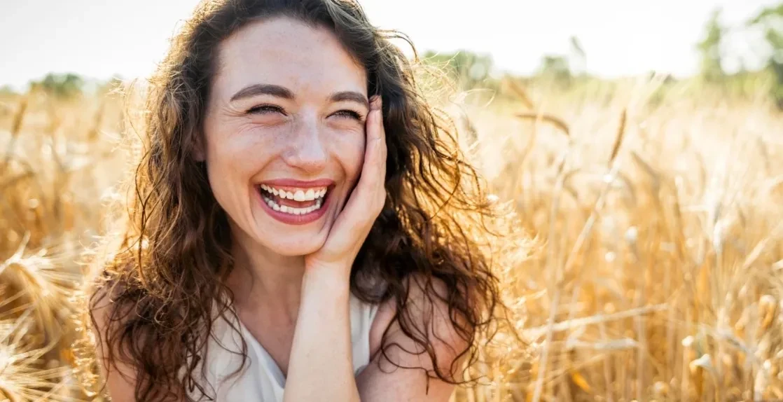 تفسير حلم الضحك للمتزوجة: دلالات الفرح والتحدي