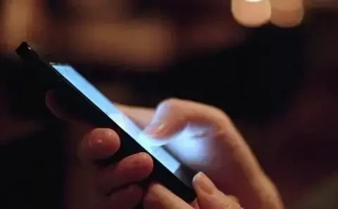 تفسير رؤية الهاتف النقال في المنام: بشرى بالحب والنجاح أم تحذير من الخيانة؟