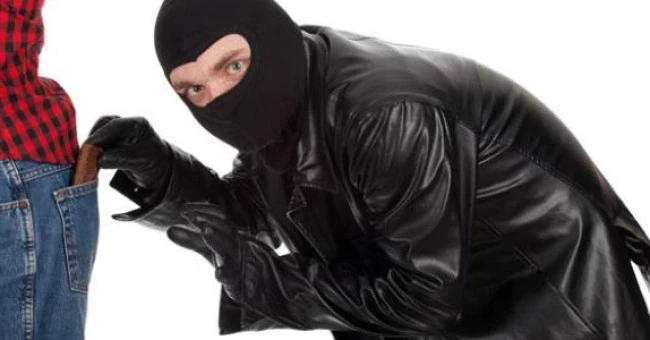 تفسير التعرض للسرقة في المنام: تحذير من الخسارة أم بشرى بالزواج؟