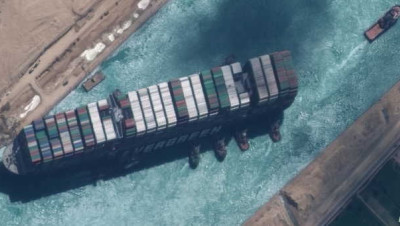 الشركة المالكة للسفينة الجانحة في قناة السويس تعلق على مسألة التعويضات
