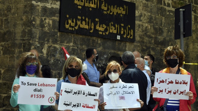 لبنانيون يطالبون بقطع العلاقات الدبلوماسية مع إيران وطرد سفيرها