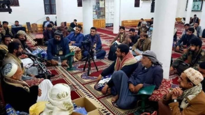 الحوثيون يحولون مساجد اليمن إلى حلقات لتناول القات (صور)
