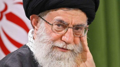 موقع إسرائيلي: "خامنئي" يريد تأجيل المفاوضات حول الاتفاق النووي