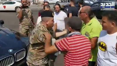 ضابط لبناني لمتظاهر: منك موجوع قدي (فيديو)