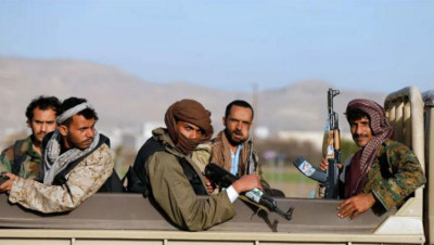 ميليشا الحوثي تقتحم منزل رجل أعمال يمني بتهم العمالة للأمريكان (فيديو)