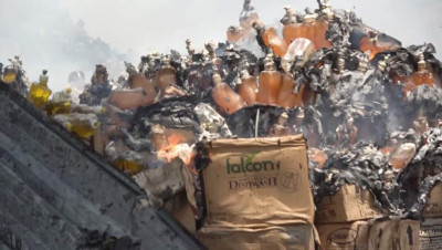 أضرار بليغة بمستودعات الإغاثة.. صور تظهر آثار قصف الحوثيين على ميناء المخا