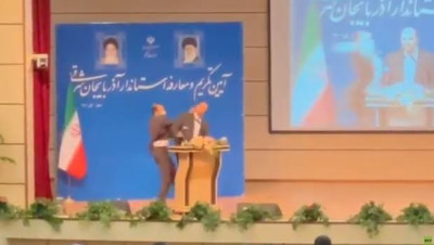 عنصر بالحرس الثوري يصفع محافظا إيرانيا خلال حفل تقديمه (فيديو)