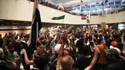 متظاهرون عراقيون يبدأون اعتصاما مفتوحا في مبنى البرلمان