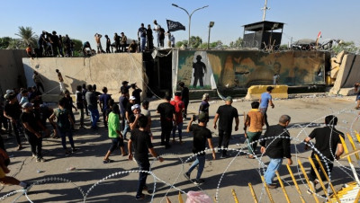 متظاهرون يحرقون صور "سليماني" و"المهندس" في بغداد