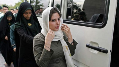 "وحدة نسائية" تنفذ أول عملية اعتقال للنساء في إيران (فيديو)