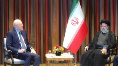 علم لبنان يغيب عن لقاء "ميقاتي" ورئيسي" و"الخارجية" تبرر