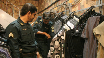 النظام يرضخ للمحتجين في إيران ويحل "شرطة الأخلاق"