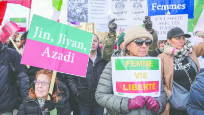 إضراب في مجمع بتروكيماويات جنوب إيران وحفيد "الخميني" يطالب بتسليم الحكم للشعب