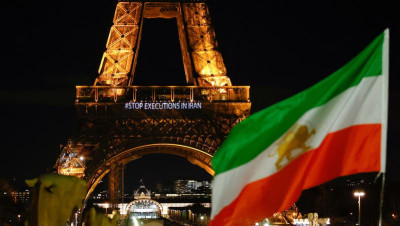 باريس تتضامن مع متظاهري إيران على برج إيفل: أوقفوا الإعدامات