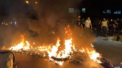 السلطات الإيرانية تُوقِف صحافية وتحكم بسجن صحافي