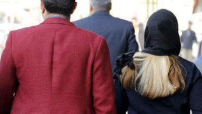 نائب إيراني يتهم النساء غير المحجبات بسرقة الرجال