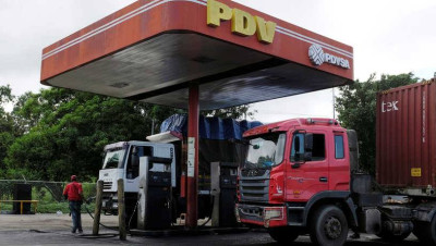 فنزويلا وإيران تتبادلان البنزين ووقود الطائرات