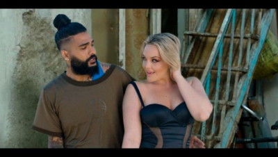 بسبب أغنية مع نجمة أفلام إباحية إيران تشن حملة اعتقالات (فيديو)