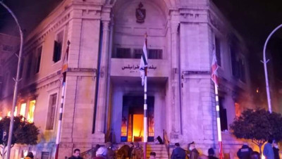 بالفيديو.. إحراق مبنى بلدية طرابلس بقنابل "المولوتوف".. و"دياب": سنسقط أولئك المجرمين