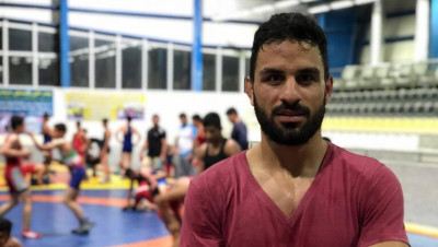 ظريف يعلّق على إعدام المصارع الإيراني