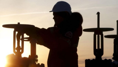 تقرير يكشف: إنتاج إيران من النفط انخفض لأدنى مستوياته