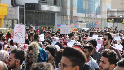 العراق.. المتظاهرون يتحدون برودة الطقس وهتافات ضد "الصدر"