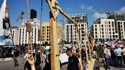 اللبنانيون يتظاهرون للمطالبة بإسقاط النظام ويعلقون "المشانق"