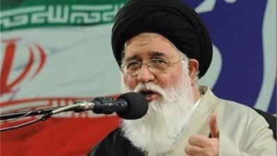 إمام مشهد الإيرانية: الانترنت يضر بالثورة الإسلامية!