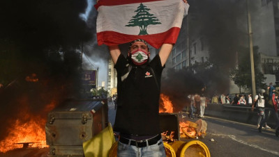 انهيار الليرة يشعل احتجاجات واسعة في لبنان