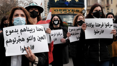 لبنان.. اعتصام في بيروت يطالب بإسقاط مجلس النواب وسيدات يطالبن بمحاسبة الفاسدين