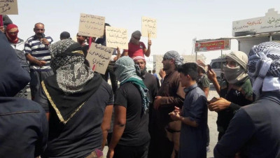 أهالي ديرالزور يتظاهرون للمطالبة بخروج ميليشيات إيران وإسقاط الأسد