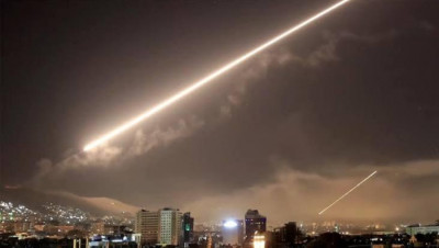 سوريا.. إسرائيل تقتل قياديا إيرانيا بقصف مواقع عدة في دمشق