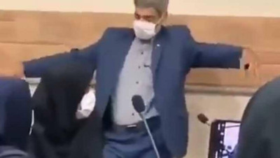 شاهد.. فيديو يتسبب بفصل مسؤول إيراني من منصبه