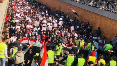 العراق.. الطلاب يشاركون بقوة في المظاهرات ويهتفون ضد "الصدر"