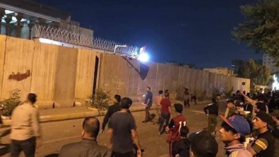 إيران ترد على رفع العلم العراقي على قنصليتها في كربلاء بقتل 4 متظاهرين