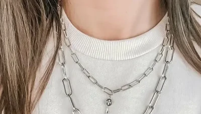 تفسير قلادة الفضة في المنام: رمز للأمانة والجاذبية أم تحذير؟