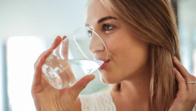 تفسير شرب الماء في المنام: رزق وبركة أم تحذير؟