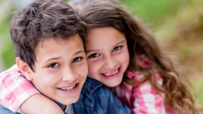 تفسير رؤية الأخ في المنام: دلالات الخير والأمان