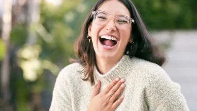 تفسير الضحك في المنام: فرح ورزق أم قهقهة وشؤم؟