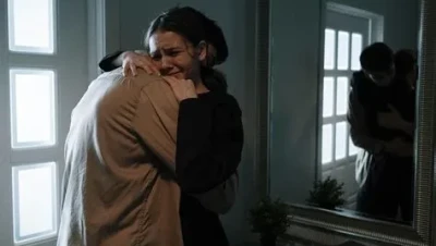 تفسير حلم ميت يحضنني ويبكي للمتزوجة والعزباء والحامل: آراء ابن سيرين، النابلسي، وابن شاهين