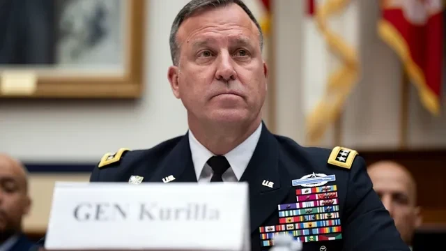 "قائد القيادة المركزية الأميركية يزور العراق وسوريا لبحث جهود مكافحة داعش وأوضاع مخيم الهول"