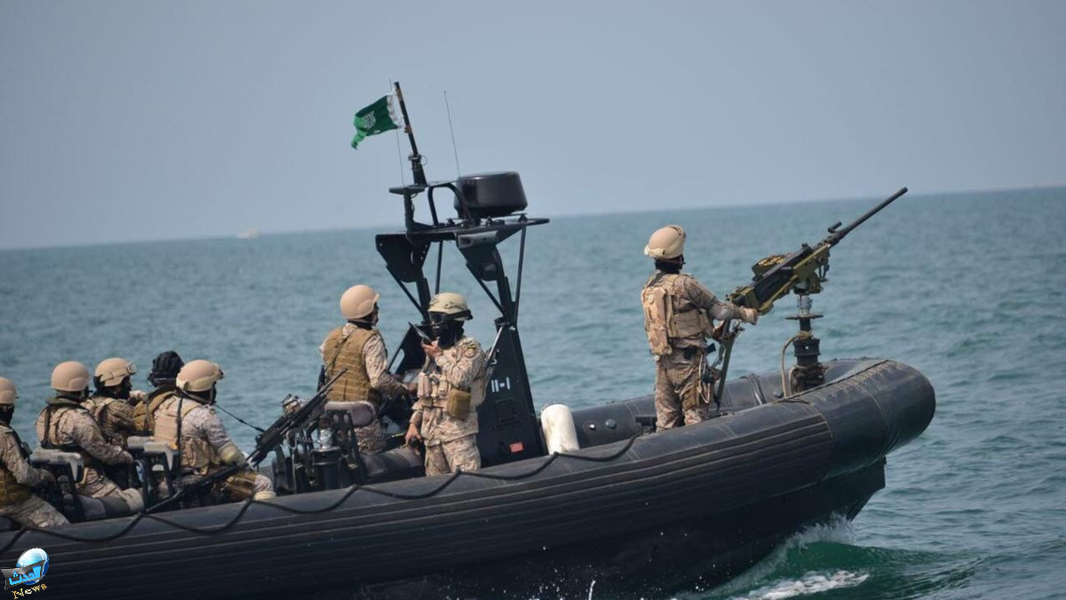 بالفيديو.. التحالف العربي يدمر زورقا حوثيا في البحر الأحمر