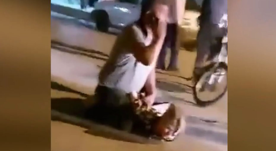 شبهوها بـ"جورج فلويد".. مخاوف حول مصير مغنية إيرانية بعد اعتقالها بطريقة وحـشية