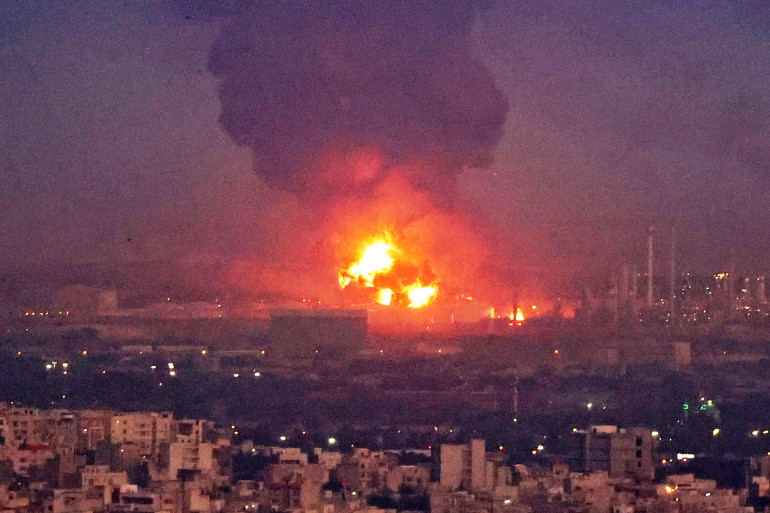 بعد ساعات من غرق أكبر سفينة حربية.. حريق ضخم بمصفاة قرب طهران