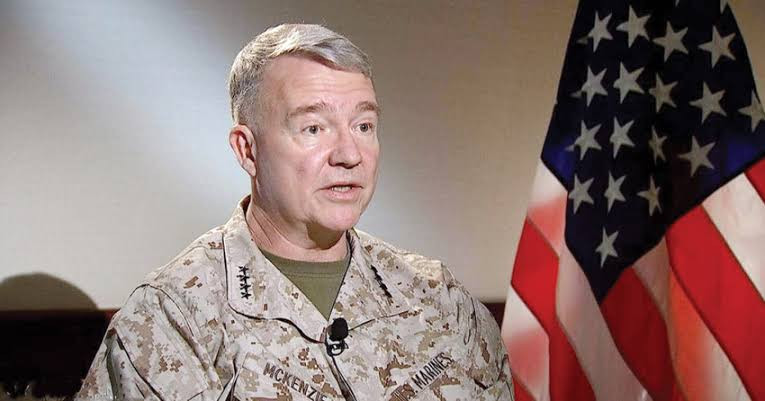 ماكنزي يتهم إيران بتزويد الحوثيين بالسلاح