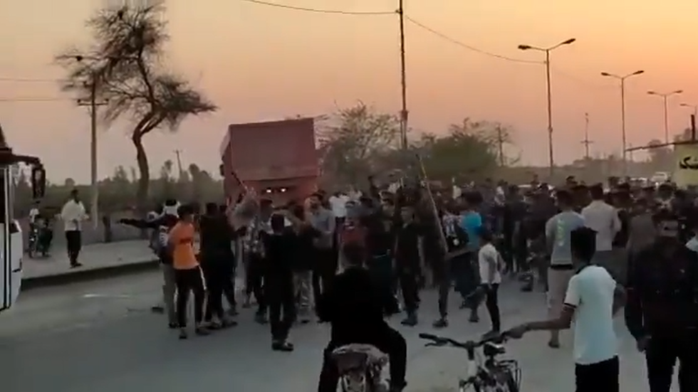 "أحمدي نجاد" يصف القوات الأمنية الإيرانية بـ"العصابة"