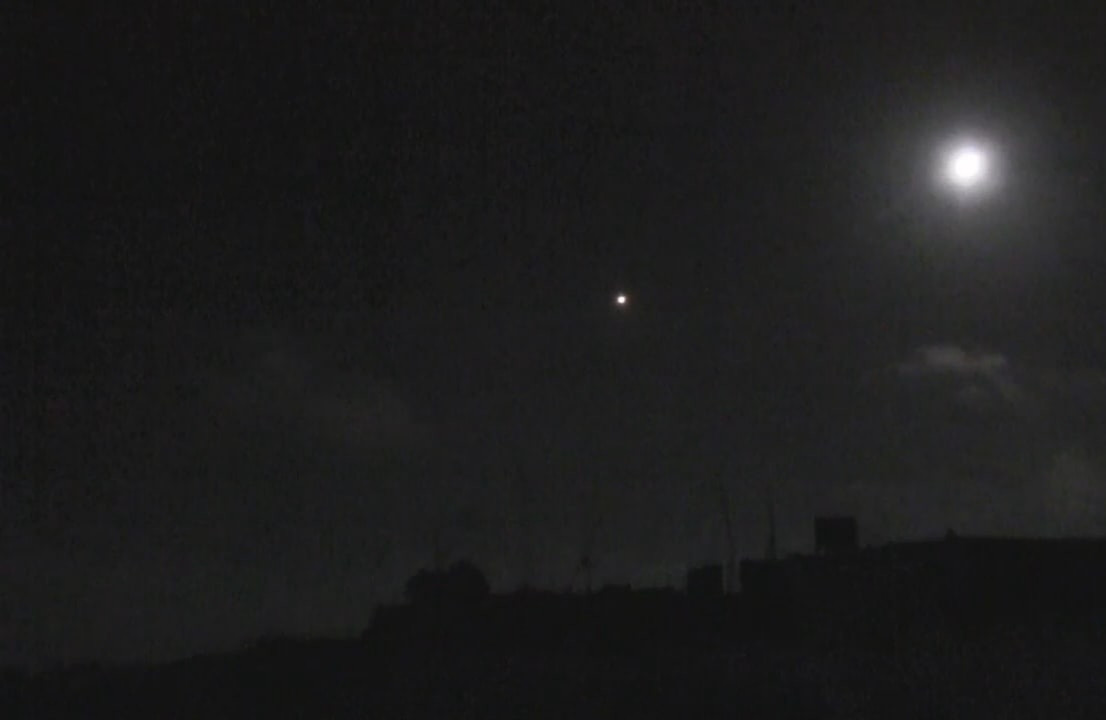 قصــف إسرائيلي يستهدف مواقع عــسكــرية لميليشيا "حــزب الله" اللبناني في القصير بحمص (فيديو)