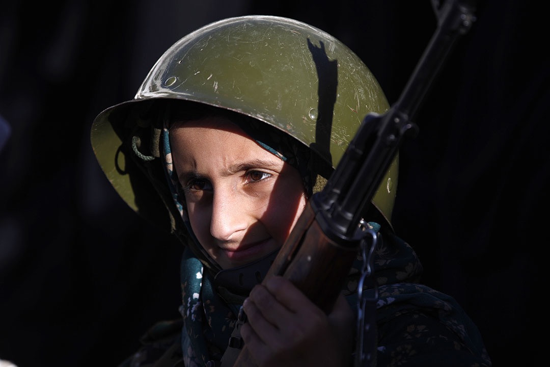 وزير الإعلام اليمني يسلط الضوء على تجنيد الحوثيين للأطفال في اليمن بإشراف إيراني