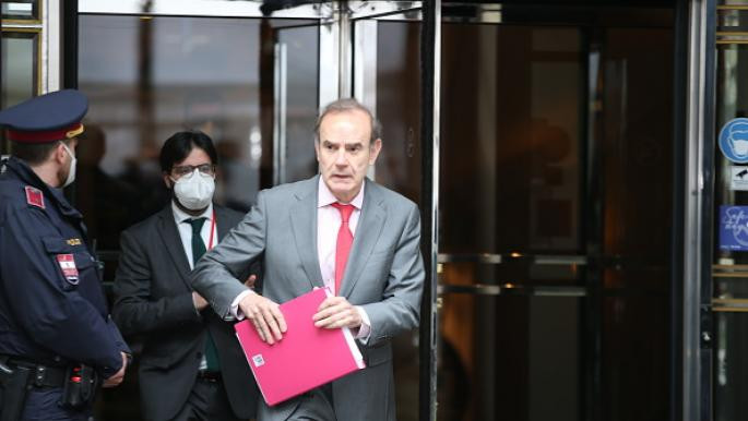 "إنريكي مورا" يلتقي كبير المفاوضين الإيرانيين في طهران