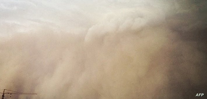عاصفة رملية تتسبب بإغلاق المدارس وتعطل الحياة في طهران